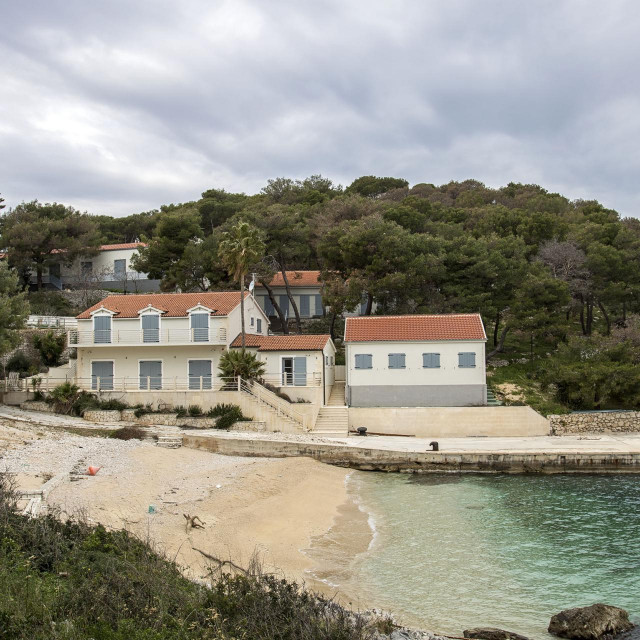 Idilična plaža i kamena kuća tik uz more
