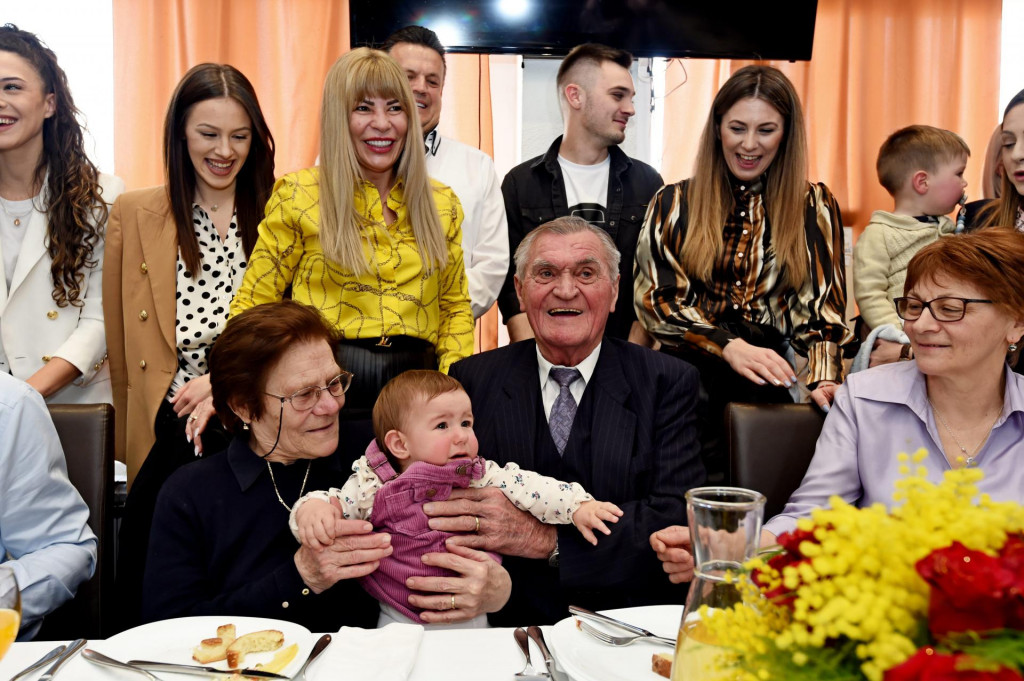 Luca i Ivan s obitelji i jednogodišnjom praunukom Emom u naručju