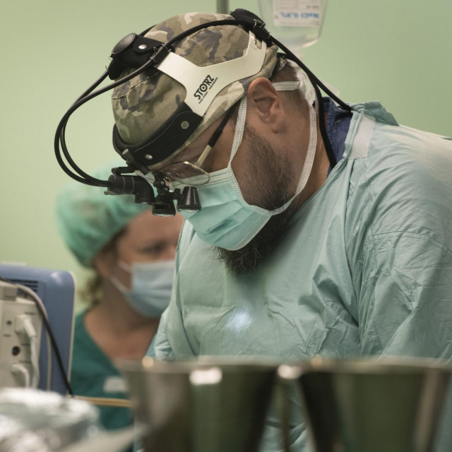 Na fotografiji: Docent Mate Petričević za vrijeme operacije u operacijskoj sali.&lt;br /&gt;