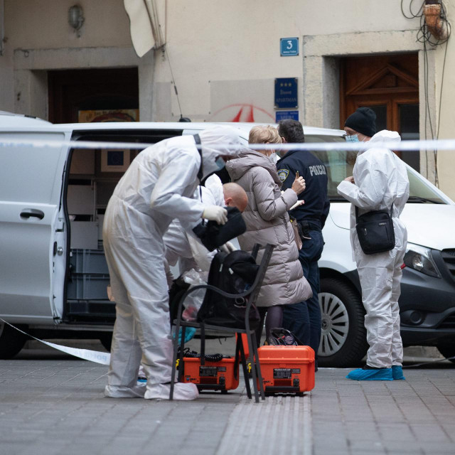 Forenzičari ispred riječkog kafića u kojem je nekidan ubijena 67-godi&scaron;nja žena