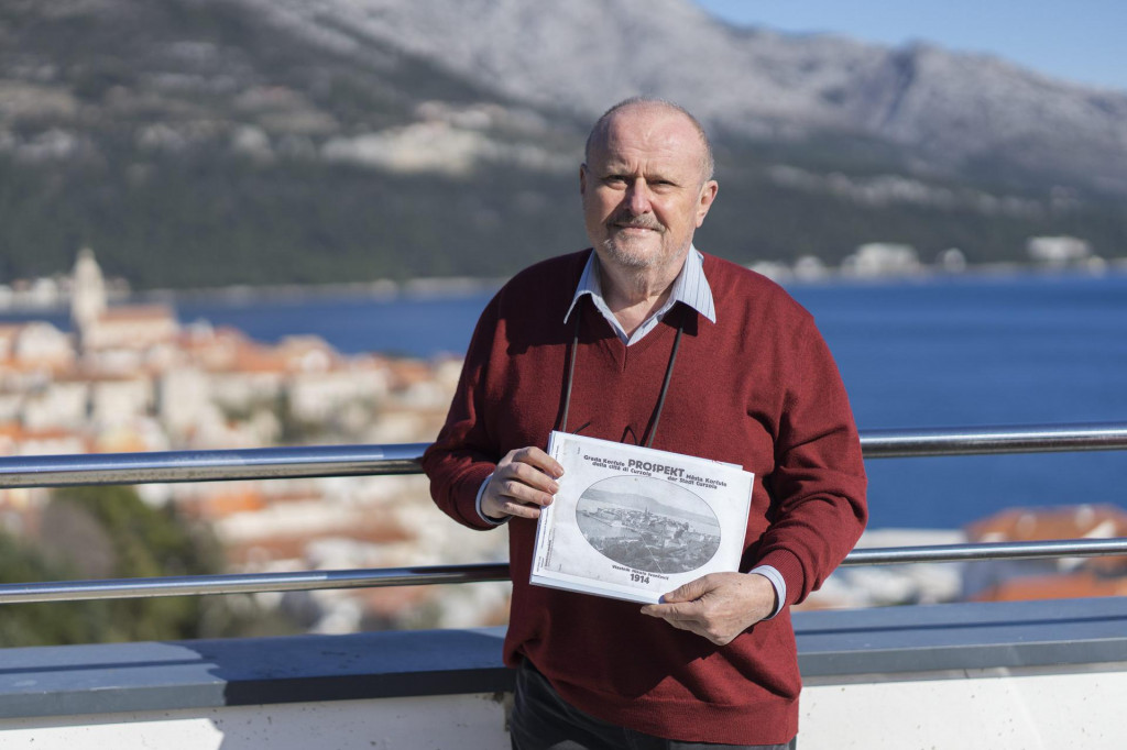 &lt;p&gt;Ne čudi da je turistički prospekt grada Korčule, star 108 godina, dospio baš u Antine ruke&lt;/p&gt;