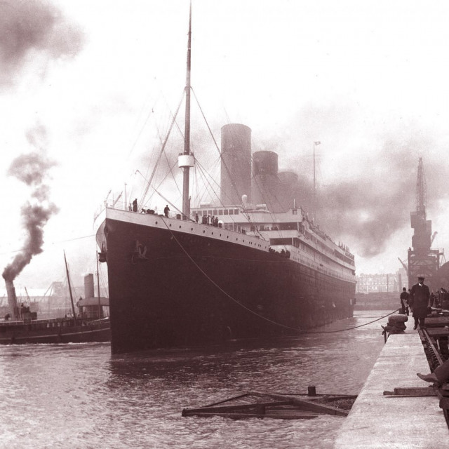 Titanic isplovljava iz luke  Southampton 10. travnja 1912. godine 