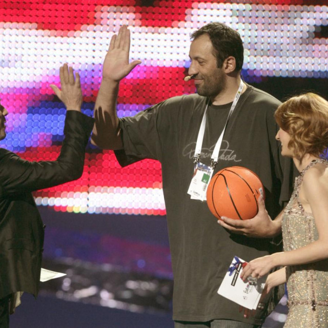 Vlade Divac u društvu Željka Joksimovića i Jovane Janković na pozornici srbijanskog izbora za pjesmu Eurovizije 2008. godine
