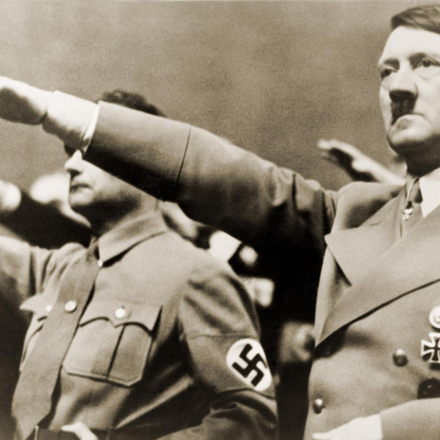 S Hitlerove desne strane stoji Rudolph Hess