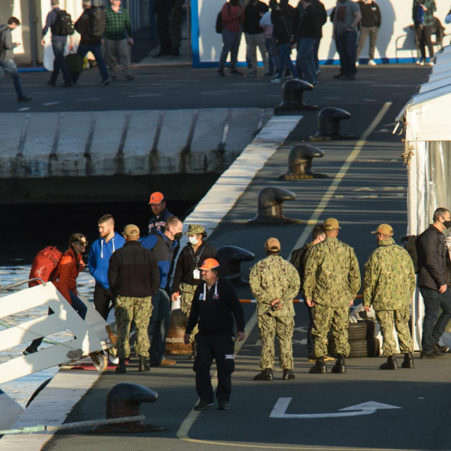 Mornari s američkog nosača aviona USS Harry S. Truman izlaze u grad preko posebnog punkta postavljenog za tu prigodu