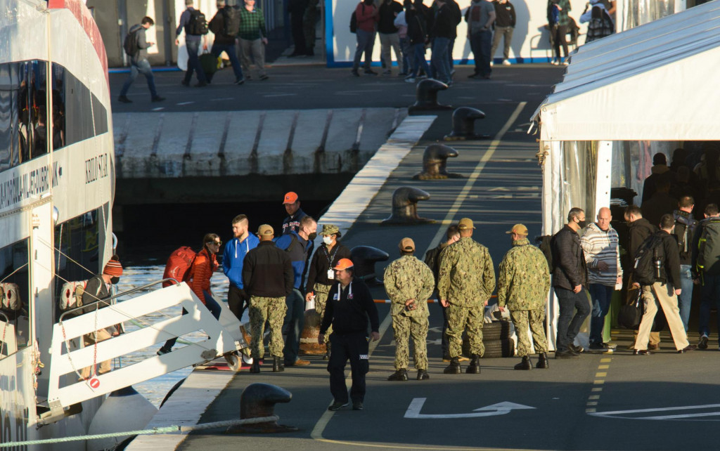 Mornari s američkog nosača aviona USS Harry S. Truman izlaze u grad preko posebnog punkta postavljenog za tu prigodu