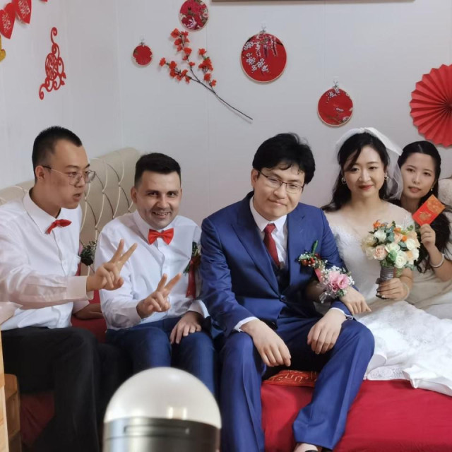 Stekao je mnoge prijatelje, pa je bio i kum na kineskom vjenčanju