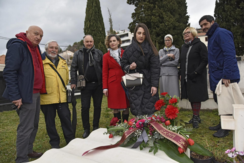 Na fotografiji: Renata Vojvodić, predstavnica Gradske knjižnice Marka Marulića polaže vijenac na Smojin grob.&lt;br /&gt;