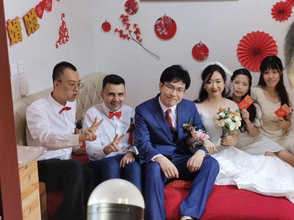 Stekao je mnoge prijatelje, pa je bio i kum na kineskom vjenčanju