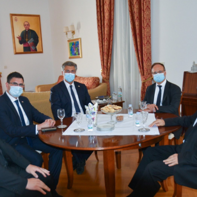 Plenković sa suradnicima posjetio je nadbiskupa Puljića prošlog kolovoza u Zadru