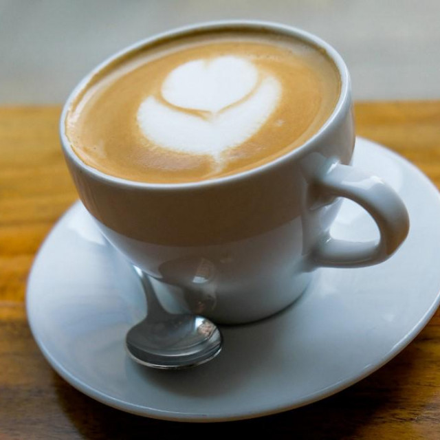 Opsežnim istraživanjima na uzorku od 468.629 ispitanika ustanovljeno je da tri šalice kave dnevno smanjuju stopu mortaliteta i rizik od moždanog udara