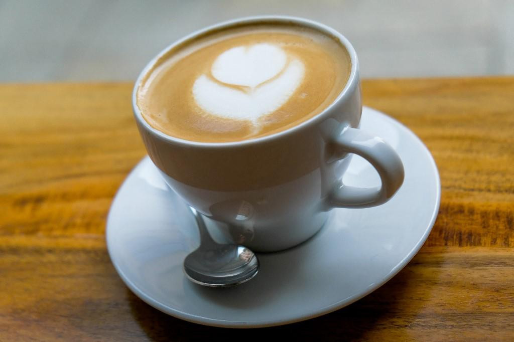 Opsežnim istraživanjima na uzorku od 468.629 ispitanika ustanovljeno je da tri šalice kave dnevno smanjuju stopu mortaliteta i rizik od moždanog udara
