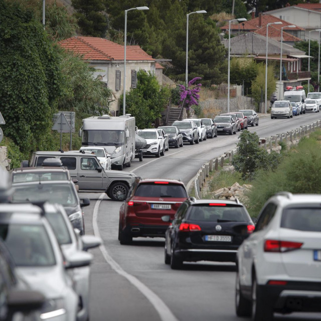 Premda svi ovi putevi vode u Split, dalmatinskoj metropoli svezane su ruke i pristupi: veliki grad ovisi o gomili interesa svih ostalih gradova, općina i mjesnih odbora koji ga opkoljuju