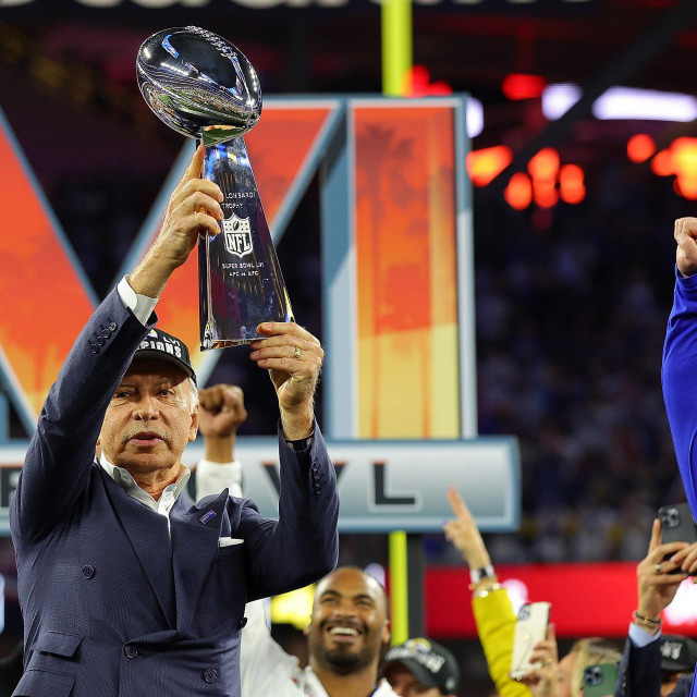 Stan Kroenke drži trofej Vincea Lombardija, koji se dodjeljuje pobjedniku Super Bowla