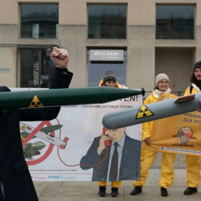 Demonstranti s maskom Putina i Trumpa s modelima raketa na Pariser Platzu u Berlinu prije tri godine prosvjeduju protiv prekida sporazuma o razoružanju između Rusije i SAD-a