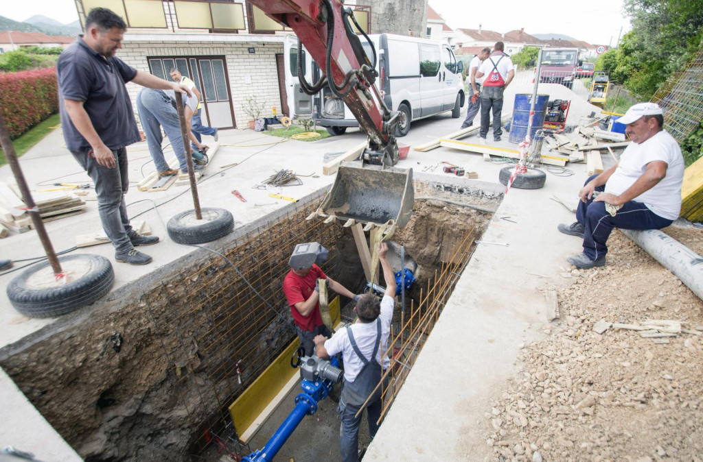 Radovi na izgradnji mjernog okna na vodoopskrbnom sustavu grada Metkovića, u ulici Petra Krešimira IV.