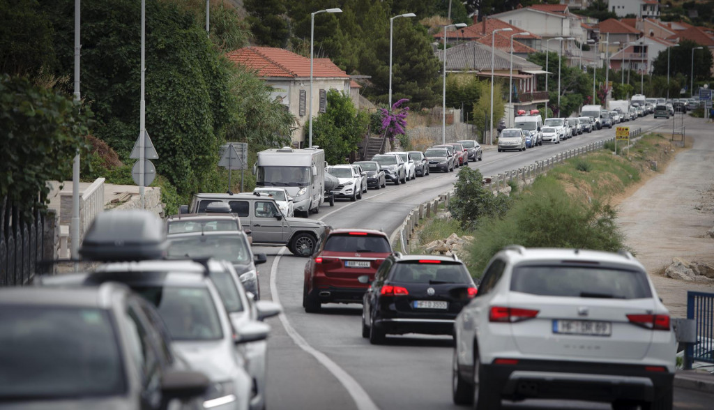Premda svi ovi putevi vode u Split, dalmatinskoj metropoli svezane su ruke i pristupi: veliki grad ovisi o gomili interesa svih ostalih gradova, općina i mjesnih odbora koji ga opkoljuju