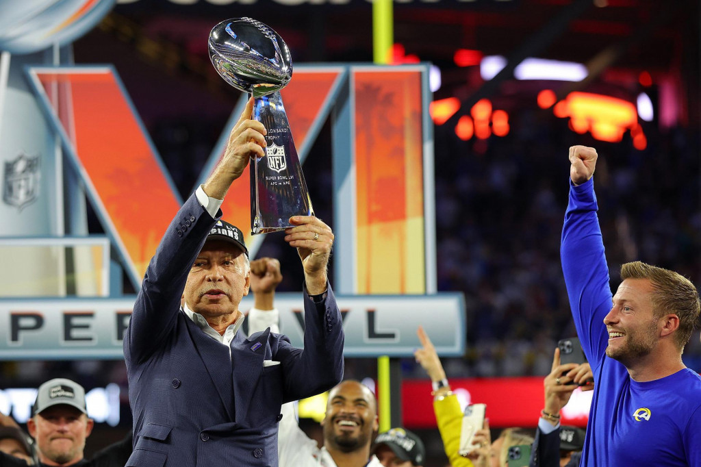 Stan Kroenke drži trofej Vincea Lombardija, koji se dodjeljuje pobjedniku Super Bowla