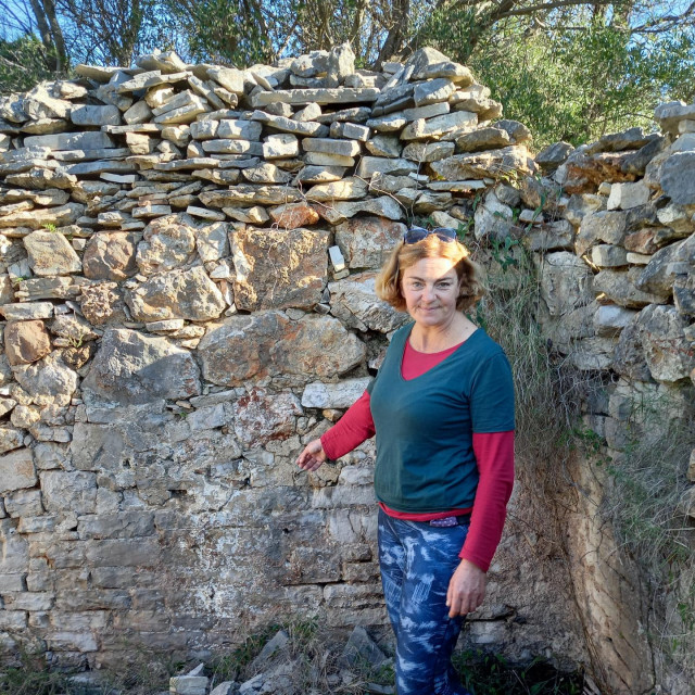 Arheologinja Tea Katunarić Kirjakov u prostoru rimskog gospodarskog objekta u uvali Carkvica kod Jelse