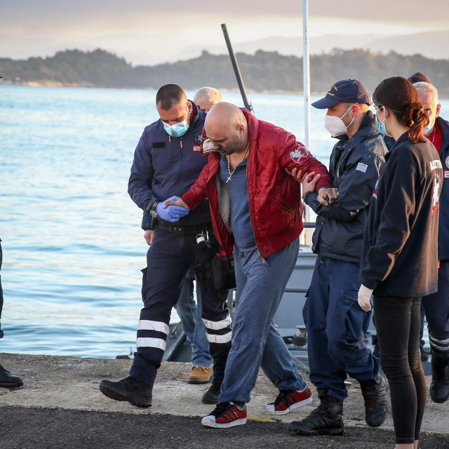 Obalna straža i spasitelji pomažu putnicima s trajekta Euroferry Olympia