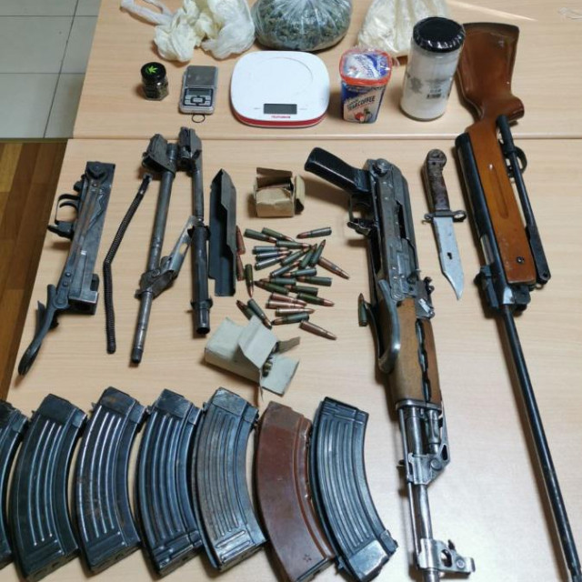 Oružje i droga pronađeni u kući na Zvekovici