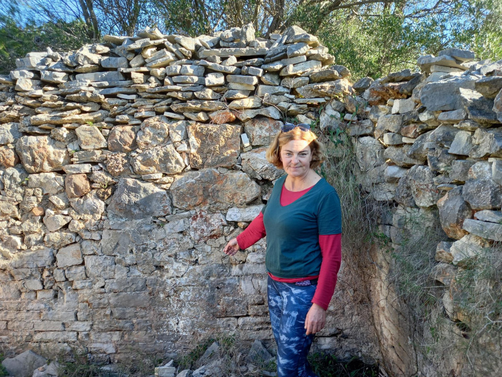 Arheologinja Tea Katunarić Kirjakov u prostoru rimskog gospodarskog objekta u uvali Carkvica kod Jelse