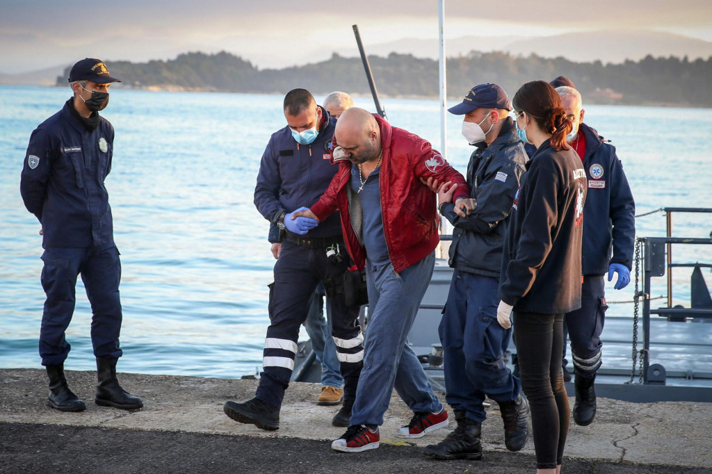 Obalna straža i spasitelji pomažu putnicima s trajekta Euroferry Olympia