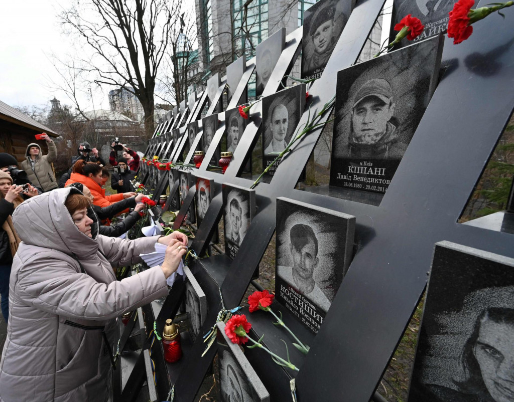 Na glasovitom Majdanu u Kijevu Ukrajinci se prisjećaju 100 poginulih u prosvjedima protiv proruske vlasti 2014. godine&lt;br /&gt;
AFP