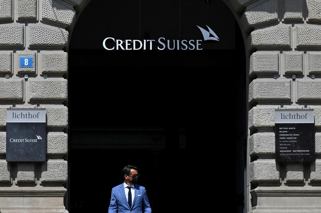People pass by the headquarters of Swiss bank Credit Suisse in Zurich on August 9, 2021. (Photo by SEBASTIEN BOZON/AFP)