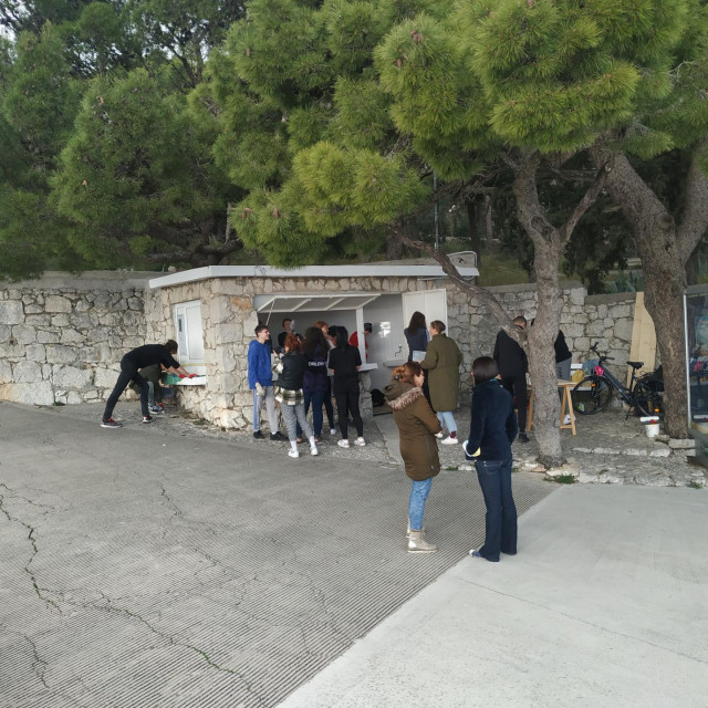 Vrijedni srednjoškolci su uređivali mali kameni kiosk Društva Marjan na Prvoj vidilici.