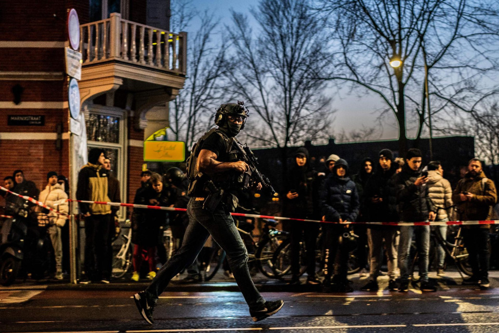 Naoružana policija tijekom talačke krize u Amsterdamu u trgovini Apple store