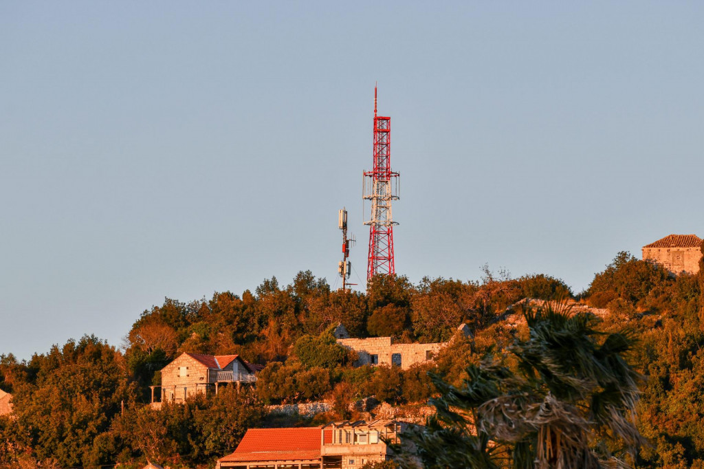 DV&lt;br /&gt;
Lopud, 080222.&lt;br /&gt;
Nedavno postavljeni telekomunikacijski odasiljac na otoku Lopudu.&lt;br /&gt;
