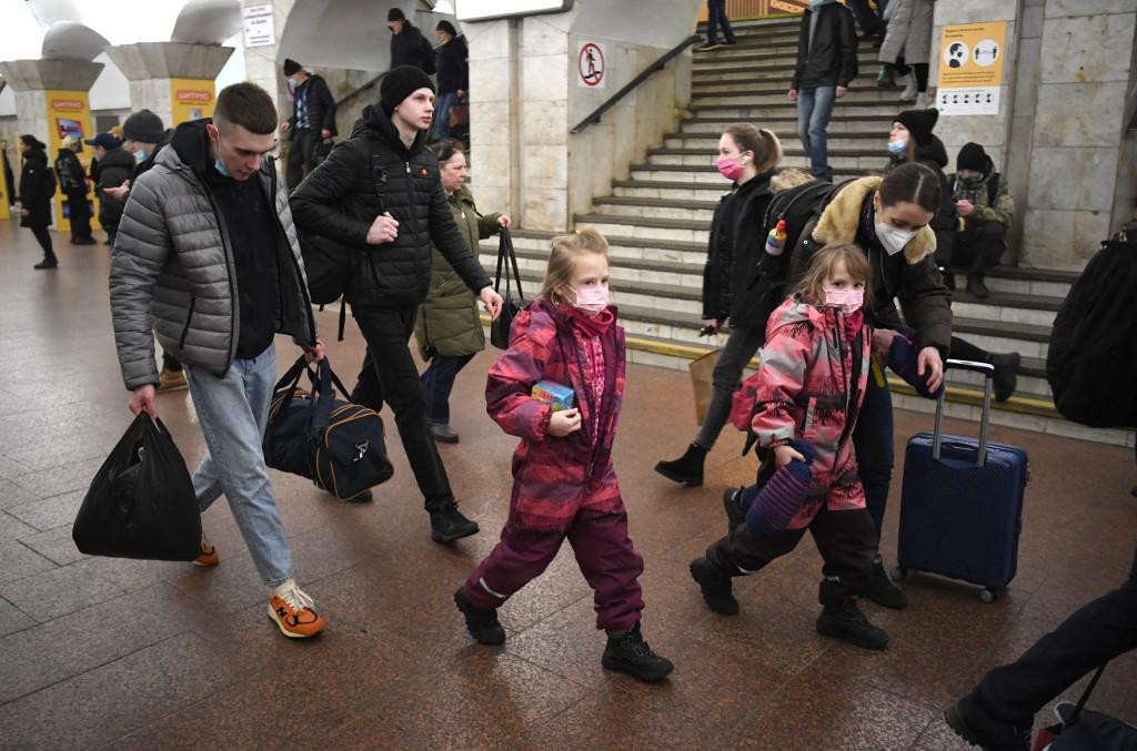 Mlada ukrajinska obitelj napušta Kijev u utorak ujutro - one u separatističkim zonama koje ne podržavaju Rusiju našle su se blokiranima