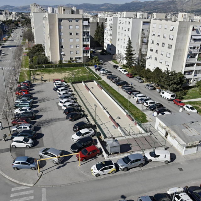 Na ovome terenu na Ravnim njivama Grad Split želi izgraditi POS-ove stanove