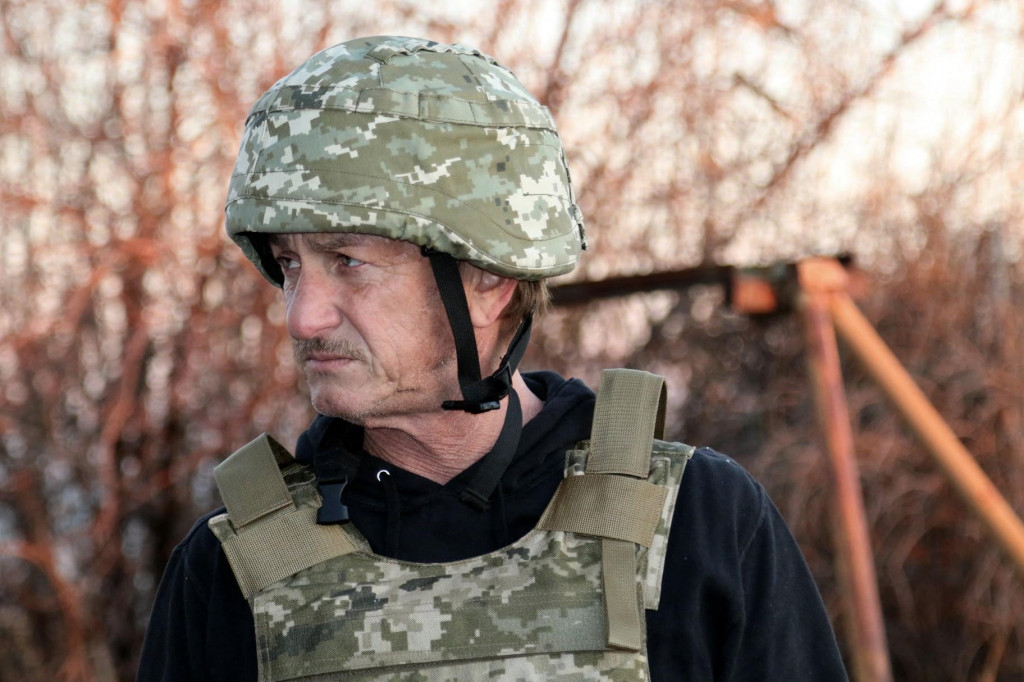Sean Penn je posjetio naselje Priazov, gdje je snimljen s kacigom na glavi
