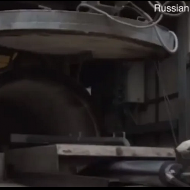 Ruski vojnik pored mobilinoga krematorija, najnovijega dostignuća ruske ratne tehnike