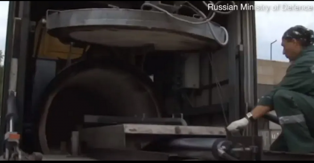 Ruski vojnik pored mobilinoga krematorija, nanjnovijega dostignuća ruske ratne tehnike