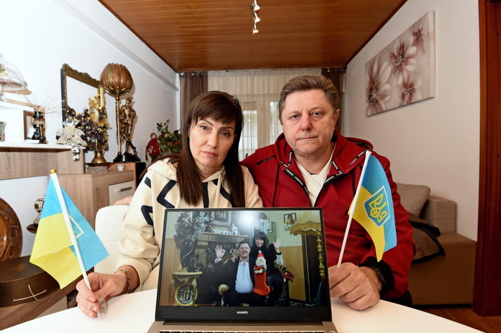 Olena i Oleg Lysenko u svojem splitskom stanu s fotografijom koja ih podsjeća na Ukrajinu