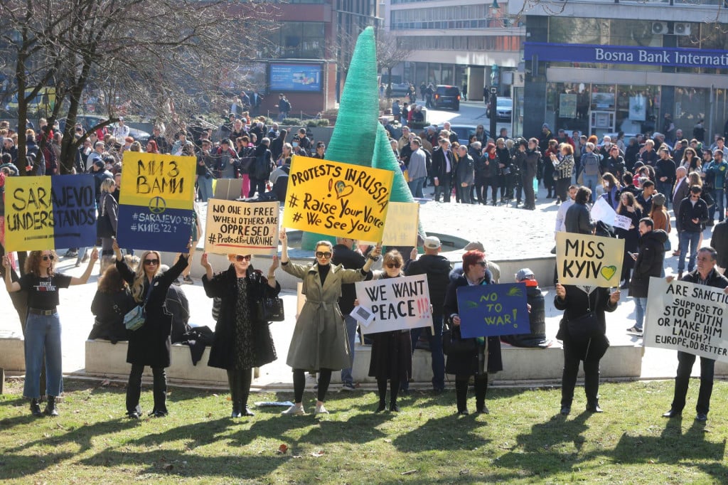Grupa antiratnih aktivista organizirala je u sarajevkskom Velikom parku protest podrske gradjanima Ukrajine zbog ruske agresije