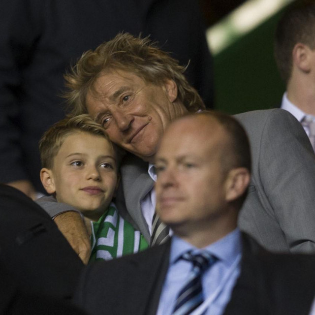 Rod Stewart i sin Alastair snimljeni prije nekoliko godina za vrijeme utakmice Celtica i Manchester Cityja u Glasgowu