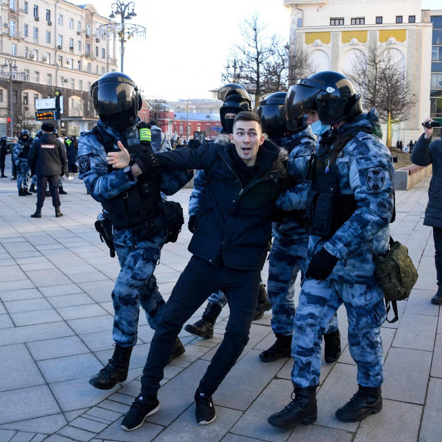 Putinovi policajci privode prosvjednike protiv agresora