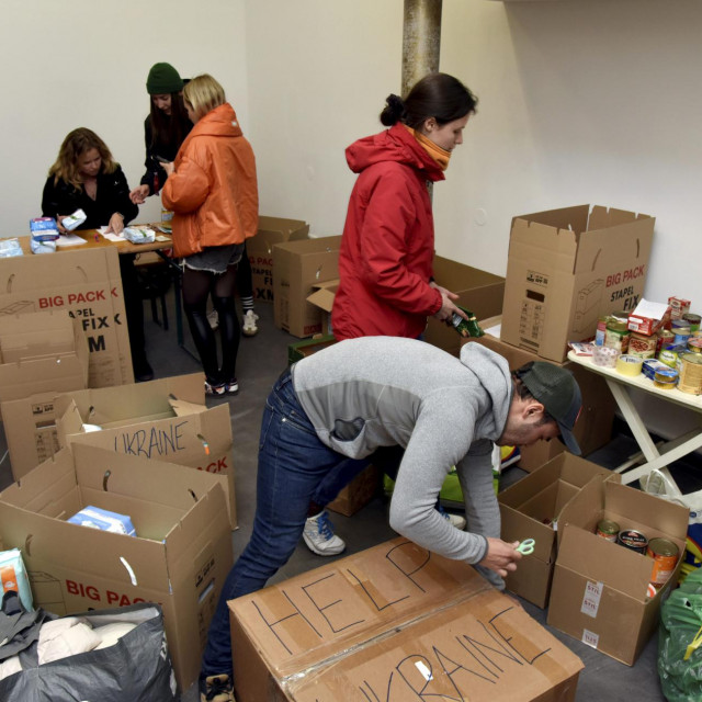 Članovi ˝Udruge Hrvata i Ukrajinaca Cvit˝ organizirali su akciju prikupljanja donacija potrepština i hrane, koje će se slijedecih nekoliko dana nastaviti u prostoriji u Zvonimirovoj 7