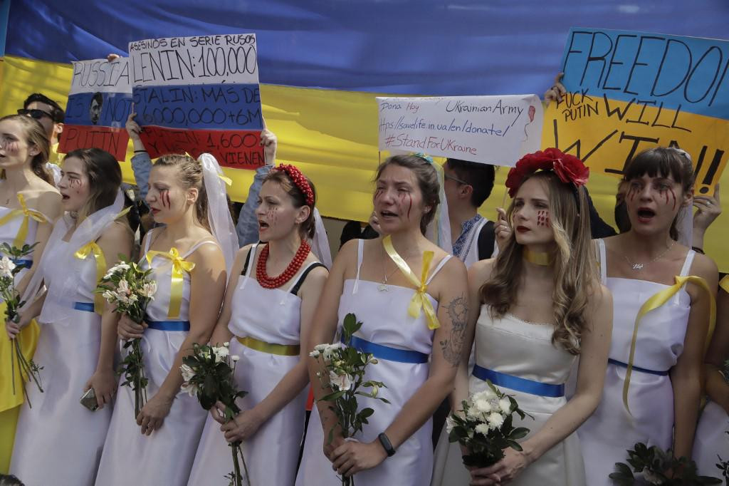 Pripadnici ukrajinske zajednice demonstriraju ispred ruskog veleposlanstva u Mexico Cityju, noseći vjenčanice u spomen na žene i majke koje su izgubile muževe nakon napada na Ukrajinu