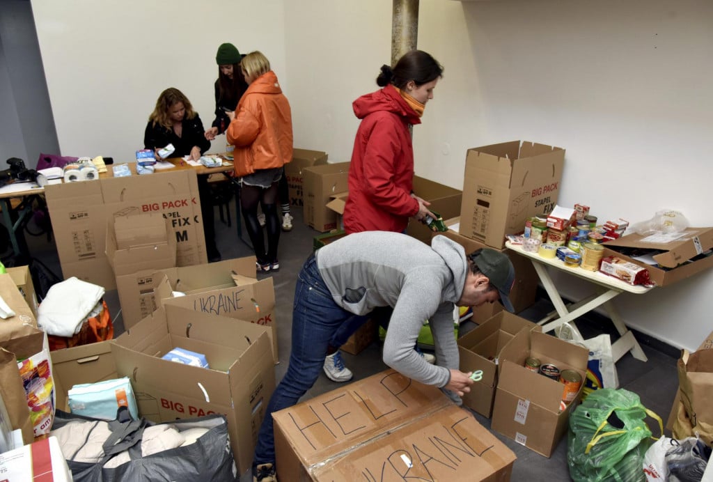 Članovi ˝Udruge Hrvata i Ukrajinaca Cvit˝ organizirali su akciju prikupljanja donacija potrepština i hrane, koje će se slijedecih nekoliko dana nastaviti u prostoriji u Zvonimirovoj 7