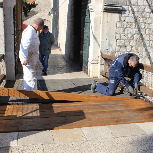 Radovi na zamjeni drvenih gredica na mostu na Vratima od Ploča