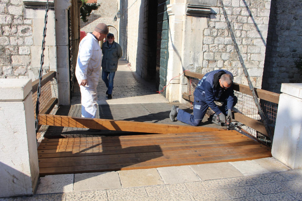Radovi na zamjeni drvenih gredica na mostu na Vratima od Ploča
