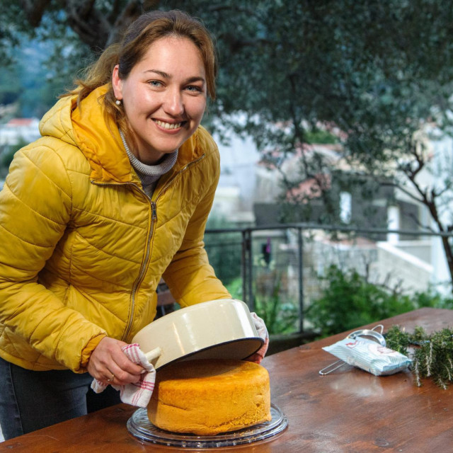 Kristina Dalmatin s Pelješca ispekla  je starinski kolač padišpanj