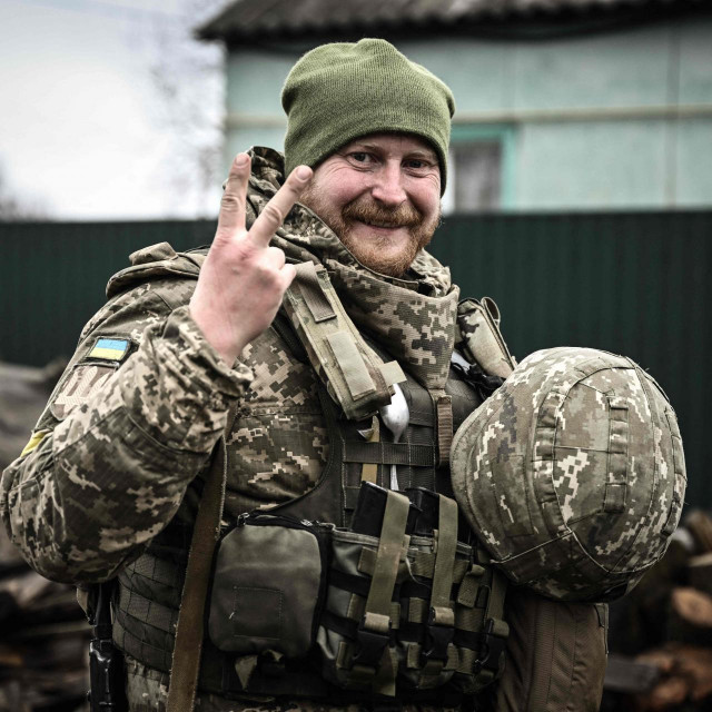 Ukrajinski predsjednik uputio je poziv ljudima &scaron;irom svijeta da dođu i da se bore rame uz rame s Ukrajincima protiv ruske invazije (na fotografiji ukrajinski vojnik)