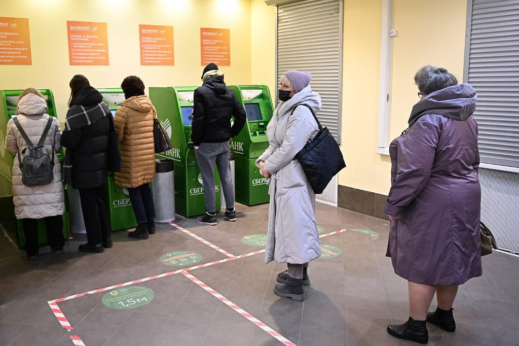 Stajanje u redu ispred bankomata dio je ruskoga novog normalnog