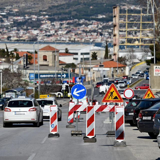 Ograđeno je gradilište i postavljena privremena prometna signalizacija u dijelu Dubrovačke ulice gdje će se sanirati potporni zid, napraviti nogostup...